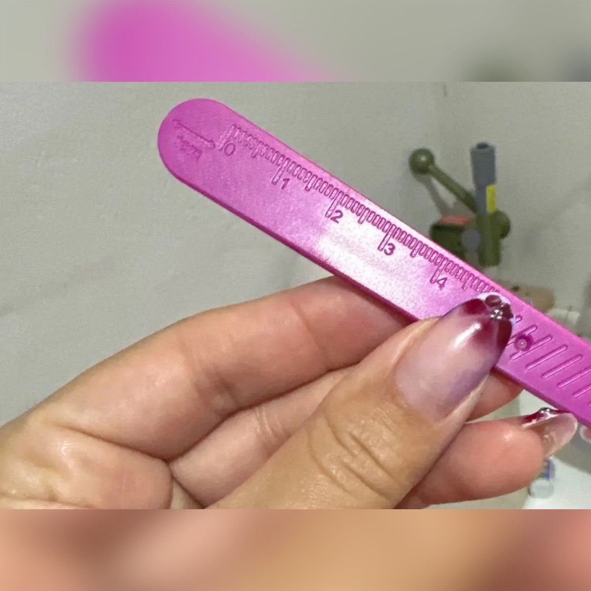 Kundens bilde: skalaen med centimeter og millimeter på det rosa håndtaket