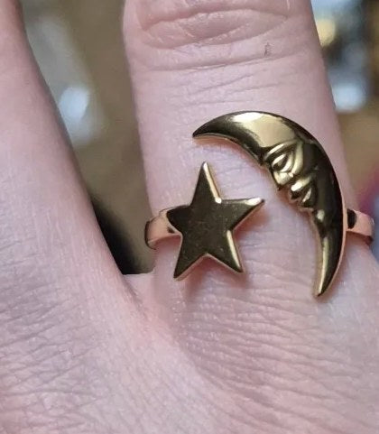 Kundens bilde: gullfarget ring med stjerne og måne på en finger