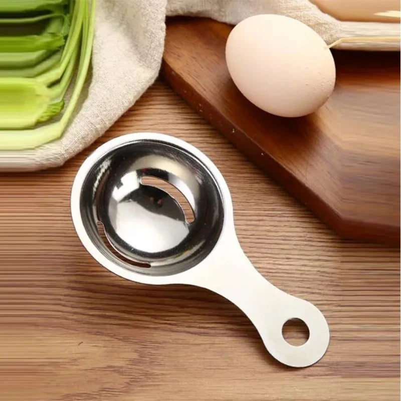 Eggeskilleren ved siden av et egg på et skjærebrett