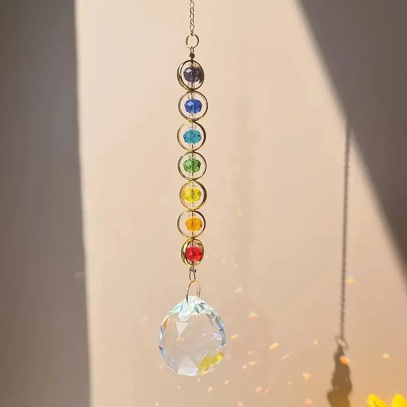 Suncatcher mot en lys vegg i sollys