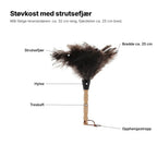 Støvkosten forklart: strutsefjær, svart hylse, treskaft, fjærdel ca. 25 cm bred og opphengsstropp