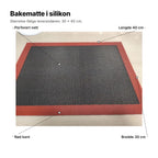 Bakematten forklart: perforert nett, rød kant, lengde 40 cm og bredde 30 cm