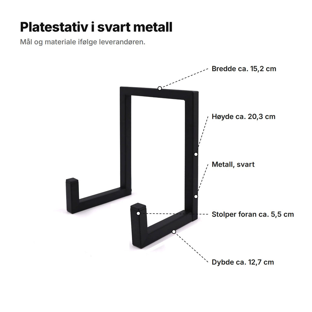 Platestativ i svart metall forklart: bredde ca. 15,2 cm, høyde ca. 20,3 cm, dybde ca. 12,7 cm, stolper foran ca. 5,5 cm, metall