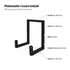 Platestativ i svart metall forklart: bredde ca. 15,2 cm, høyde ca. 20,3 cm, dybde ca. 12,7 cm, stolper foran ca. 5,5 cm, metall