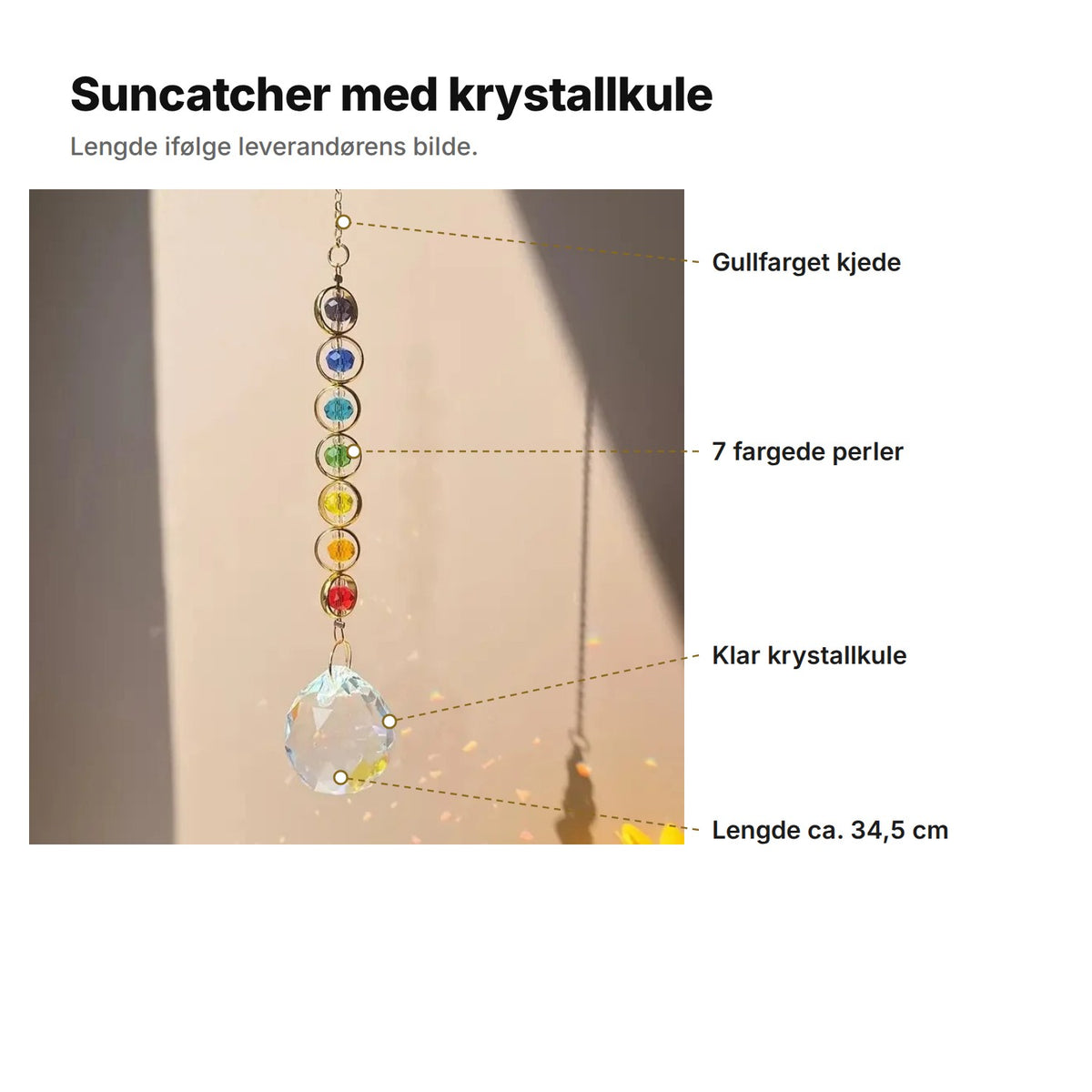 Suncatcher med krystallkule forklart: gullfarget kjede, 7 fargede perler, klar krystallkule, lengde ca. 34,5 cm