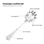Pastaskjeen forklart: tenner rundt skålen, to avlange hull, skål ca. 6,5 cm bred, ca. 24 cm lang, rustfritt stål
