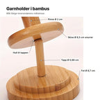 Garnholderen forklart: pinne Ø 2 cm, snurrende skive Ø 6,5 cm, hull til tappen under skiven, tapp Ø 0,98 cm og fot Ø 8,7 cm