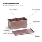 Brødformen forklart: ca. 21 cm lang øverst, 11,5 cm bred, 11 cm høy, 18,6 cm i bunnen, riflede sider og skyvelokk