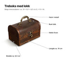 Treboks med lokk forklart: hank i metall, buet lokk, hekte foran, lengde ca. 14 cm og bredde ca. 8,5 cm