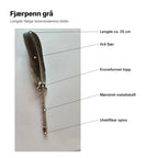 Fjærpenn grå forklart: grå fjær, kroneformet topp, mønstret metallskaft, utskiftbar spiss, lengde ca. 25 cm