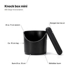 Knock boxen forklart: ca. 10 cm høy, Ø ca. 11 cm øverst, bunn Ø ca. 10 cm, stang som kan tas ut og sklisikker bunn