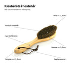 Klesbørste i hestehår forklart: bust av hestehår, bust ca. 2,3 cm, lyst trehåndtak, bredde ca. 5,5 cm, lengde ca. 22,5 cm, opphengssnor