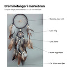 Drømmefanger i mørkebrun forklart: stor ring med nett, liten ring, lyse perler, brune og grå fjær, ca. 35 cm lang med fjær