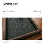 Svart pyntebrett forklart: flettet bunn i kunstlær, trefarget kant, 30 × 20 cm og 3,2 cm høyt