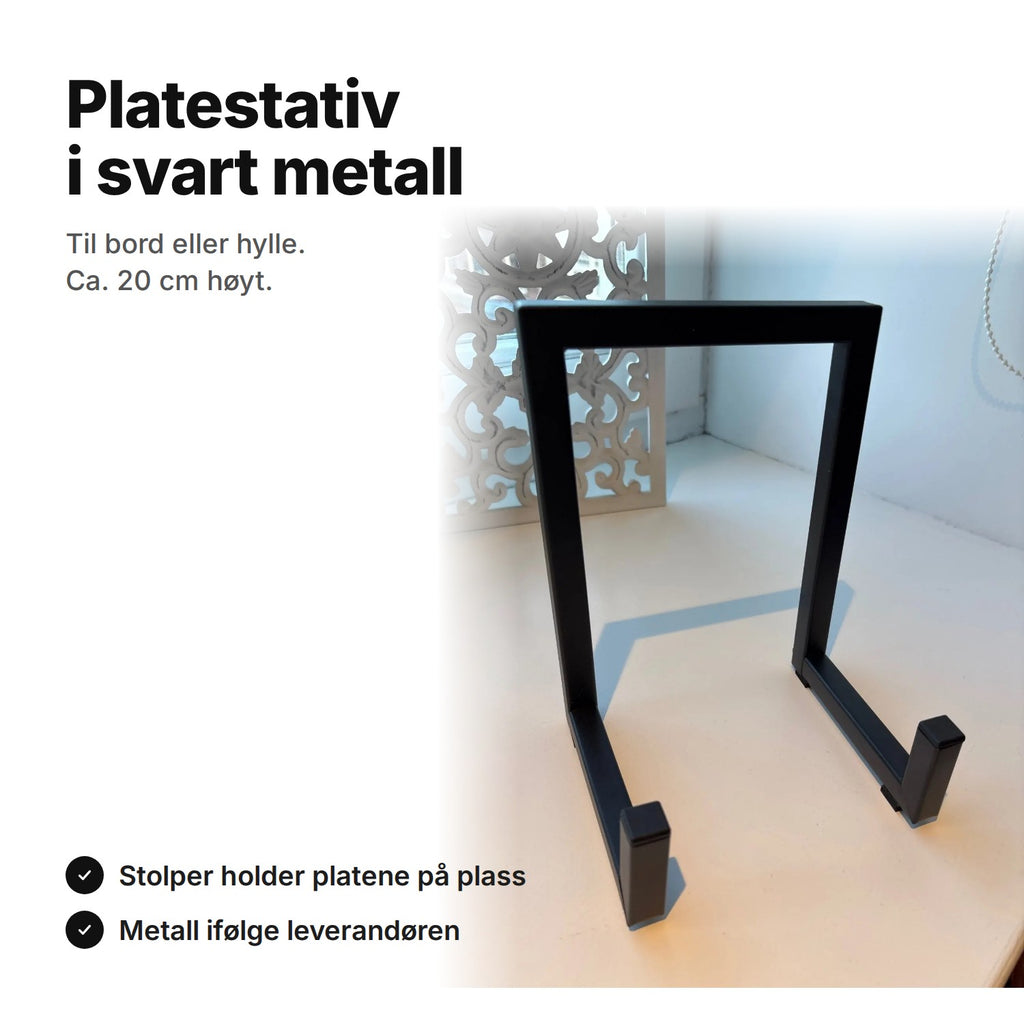 Svart platestativ i en vinduskarm, ca. 20 cm høyt, metall ifølge leverandøren