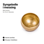 Syngebolle i messing med trestav, ca. 8 cm i diameter, hamret overflate