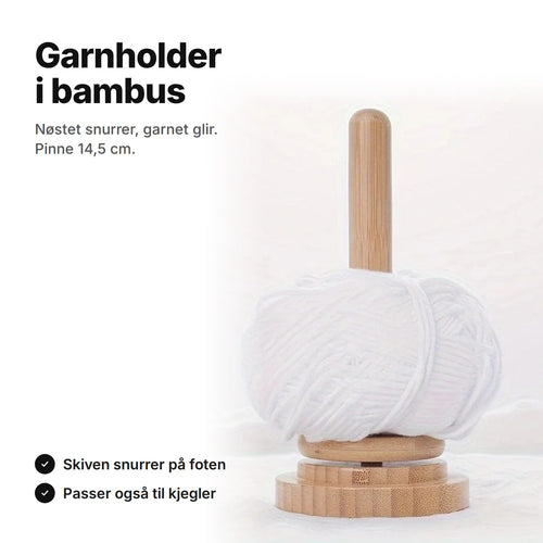 Garnholder i bambus med et hvitt garnnøste på pinnen – pinne 14,5 cm, skiven snurrer på foten