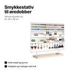 Smykkestativ til øredobber i hvitt metall med 144 hull og brett i lyst tre, fullt av øredobber – ca. 30 × 28 cm