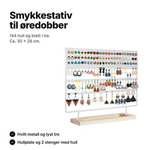 Smykkestativ til øredobber i hvitt metall med 144 hull og brett i lyst tre, fullt av øredobber – ca. 30 × 28 cm