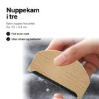 Nuppekam i tre med fint svart nett på en grå strikkegenser – ca. 7,5 × 4,3 cm