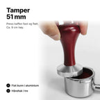 Tamper 51 mm med håndtak i tre presses ned i en filterholder – flat bunn i aluminium, ca. 9 cm høy