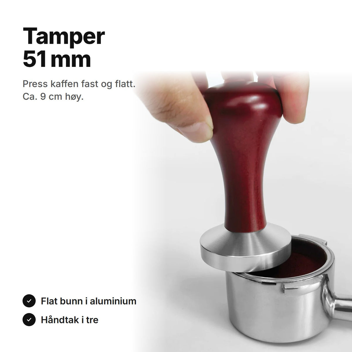 Tamper 51 mm med håndtak i tre presses ned i en filterholder – flat bunn i aluminium, ca. 9 cm høy