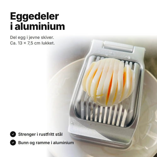 Eggedeler i aluminium med et hardkokt egg delt i skiver – ca. 13 × 7,5 cm lukket