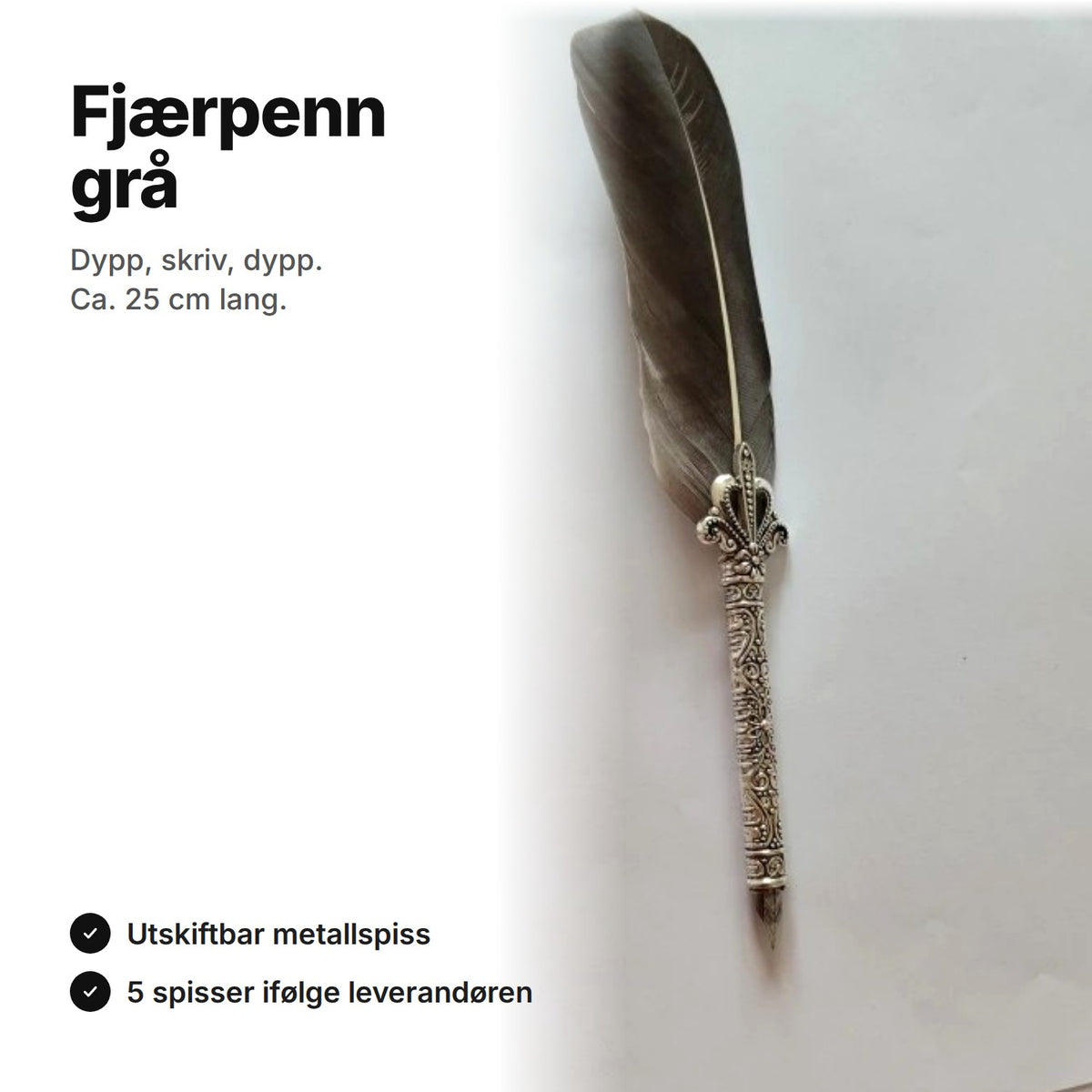 Fjærpenn grå – mønstret sølvfarget metallskaft og utskiftbar spiss, ca. 25 cm lang