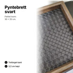 Svart pyntebrett på 30 × 20 cm med flettet bunn i kunstlær og mørk trefarget kant