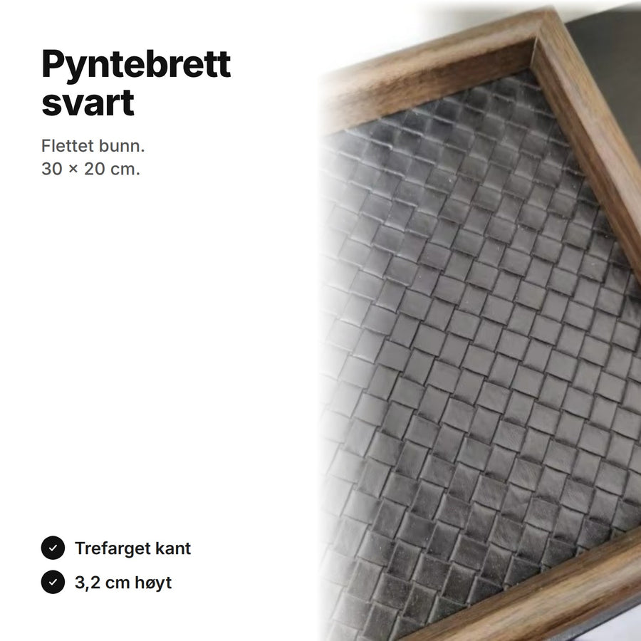 Svart pyntebrett på 30 × 20 cm med flettet bunn i kunstlær og mørk trefarget kant