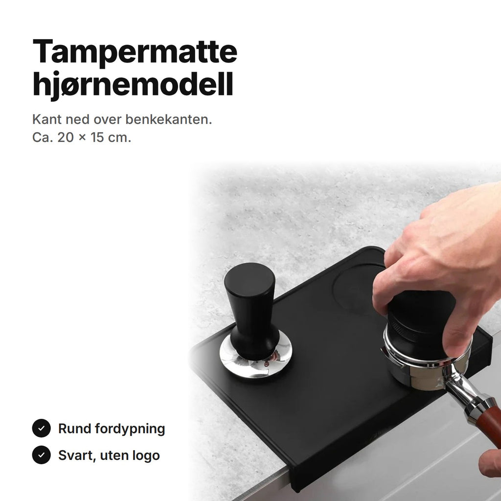 Svart tampermatte i hjørnemodell med kant ned over benkekanten, ca. 20 × 15 cm