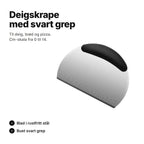 Deigskrape i rustfritt stål med buet svart grep og cm-skala fra 0 til 14 på den rette kanten