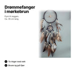 Mørkebrun drømmefanger, ca. 35 cm lang, med to ringer, lyse perler og brune og grå fjær