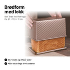 Brødform med lokk løftes av et firkantet brød – ca. 21 × 11,5 × 11 cm, skyvelokk og riflede sider