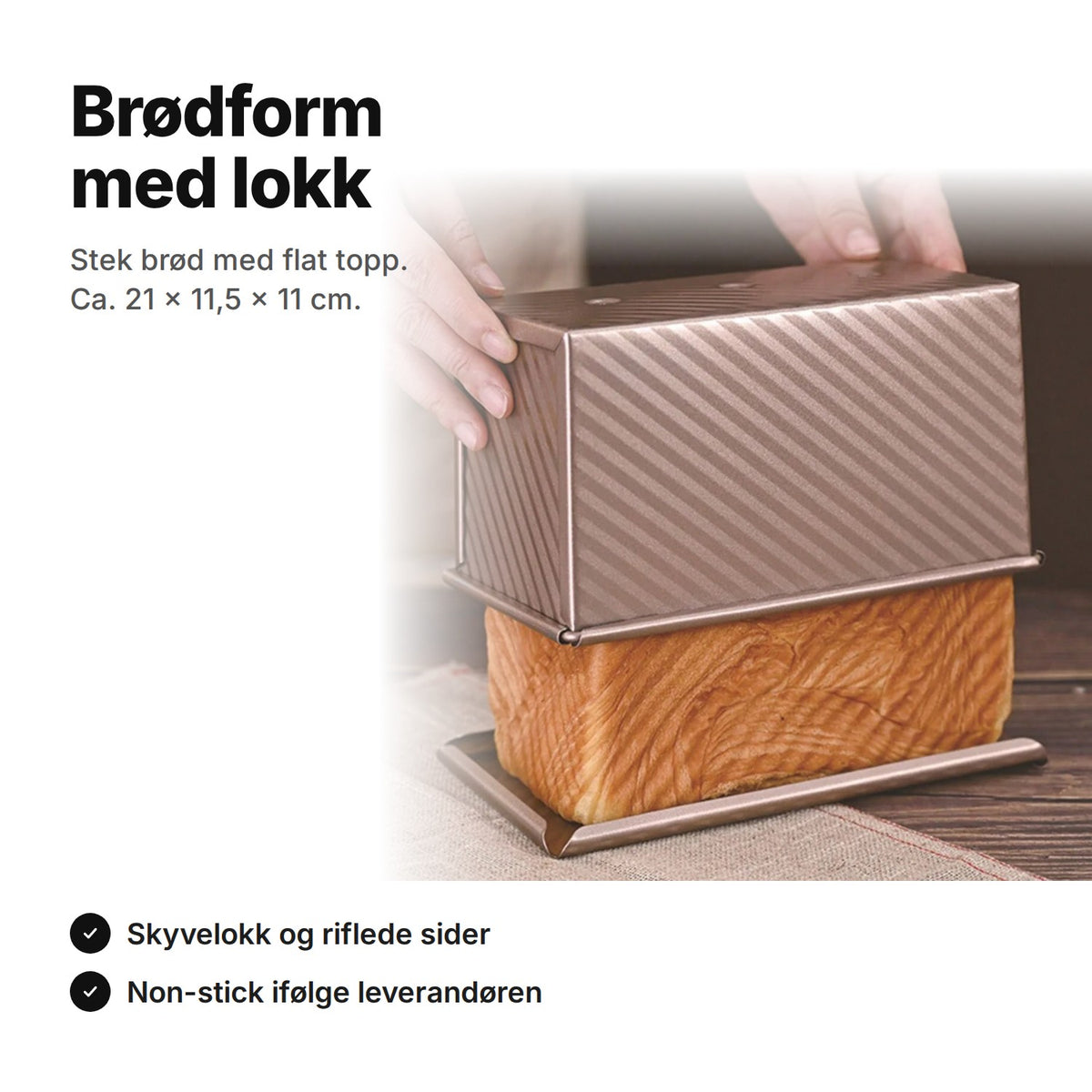 Brødform med lokk løftes av et firkantet brød – ca. 21 × 11,5 × 11 cm, skyvelokk og riflede sider