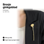 Gullfarget brosje formet som et ginkgoblad på en blazer, ca. 10,7 cm