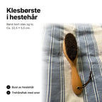 Klesbørste i hestehår med lyst trehåndtak og opphengssnor, ca. 22,5 × 5,5 cm