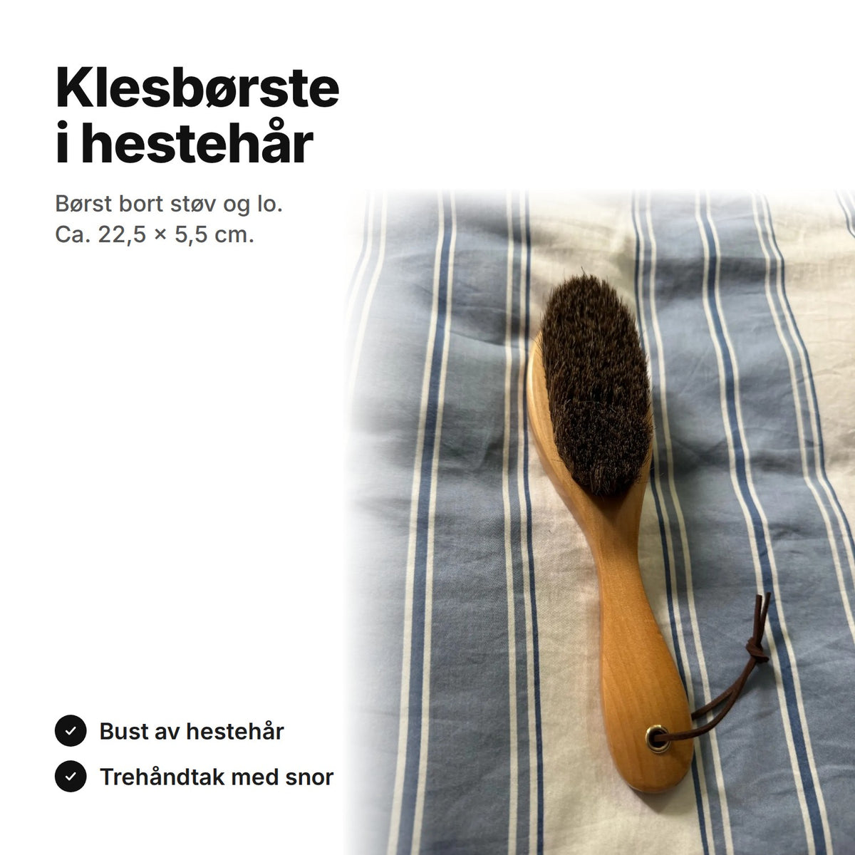 Klesbørste i hestehår med lyst trehåndtak og opphengssnor, ca. 22,5 × 5,5 cm