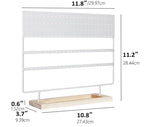Smykkestativets mål: 29,97 cm bredt, 28,44 cm høyt, trebrett 27,43 × 9,39 cm med 1,52 cm kant