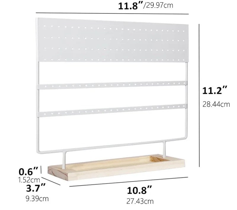Smykkestativets mål: 29,97 cm bredt, 28,44 cm høyt, trebrett 27,43 × 9,39 cm med 1,52 cm kant