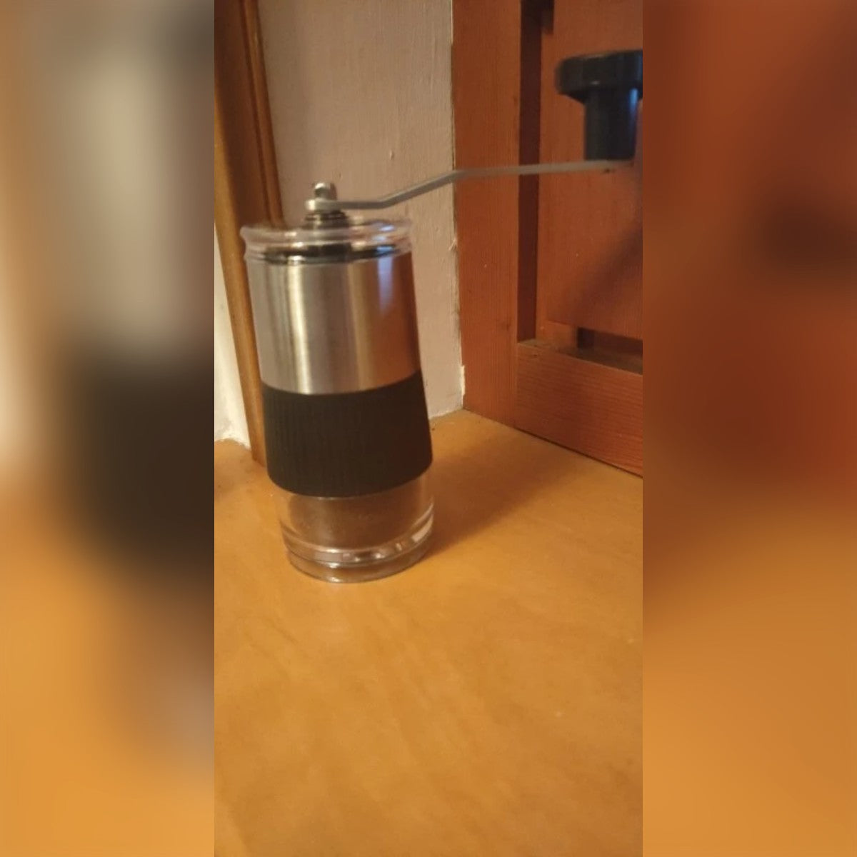 Kjøpers bilde: kaffekvernen på en hylle med malt kaffe i beholderen