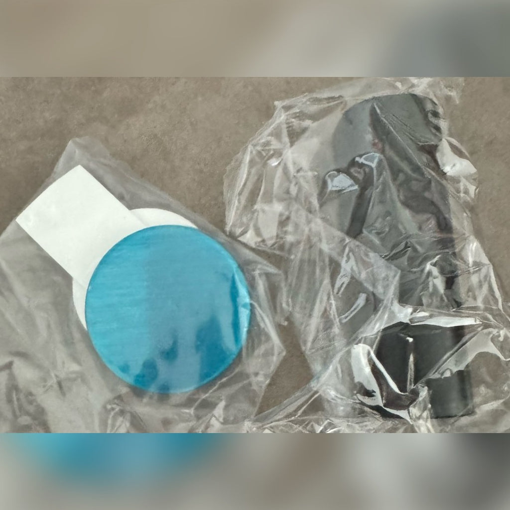 Kjøperbilde: gulvplaten og den svarte dørdelen pakket i plast