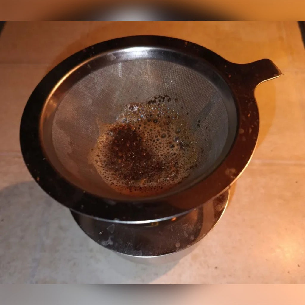 Kjøpers bilde: kaffegrut i dripperens nett etter brygging