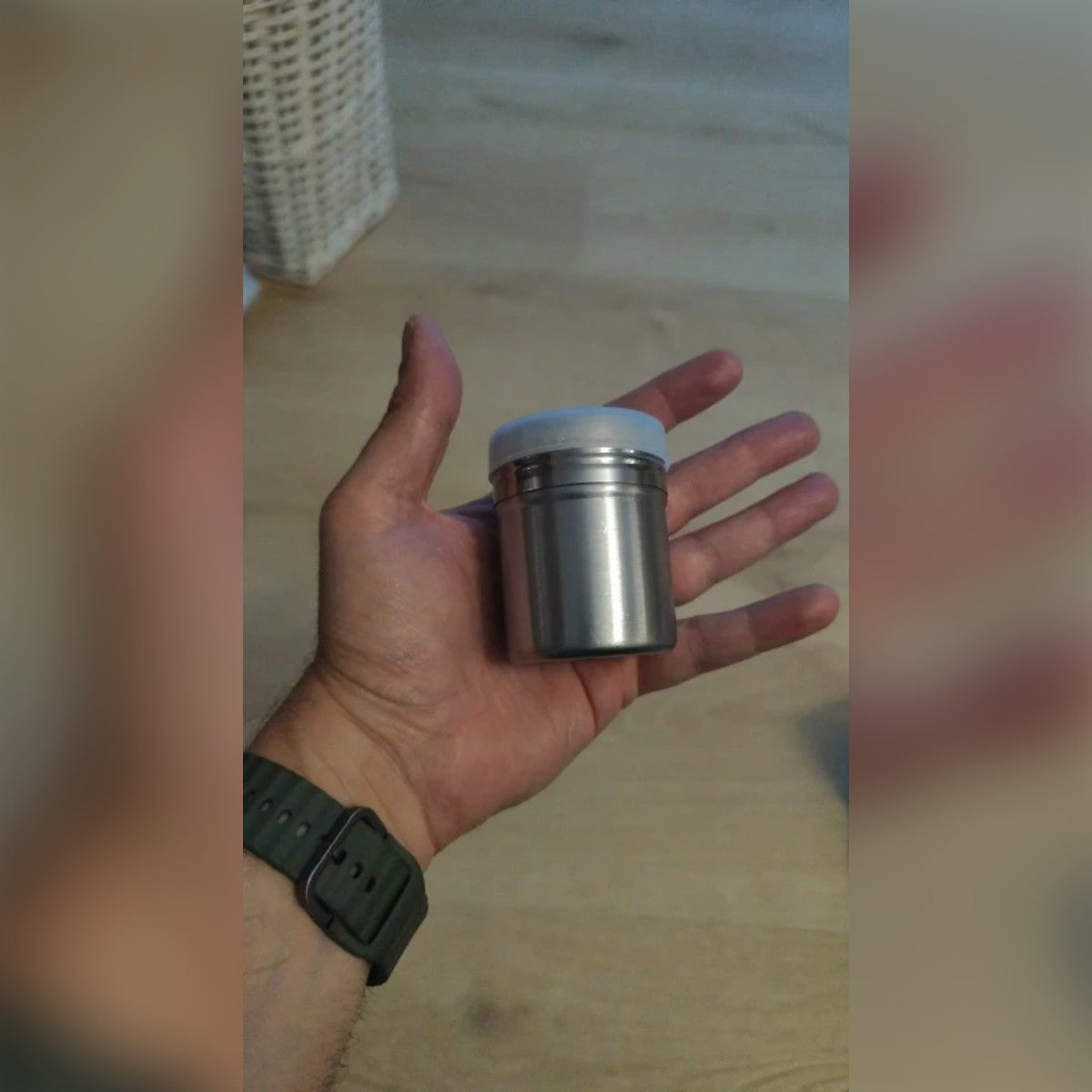 Kjøperbilde: sukkerstrøeren med plastlokk i en åpen hånd, som viser størrelsen
