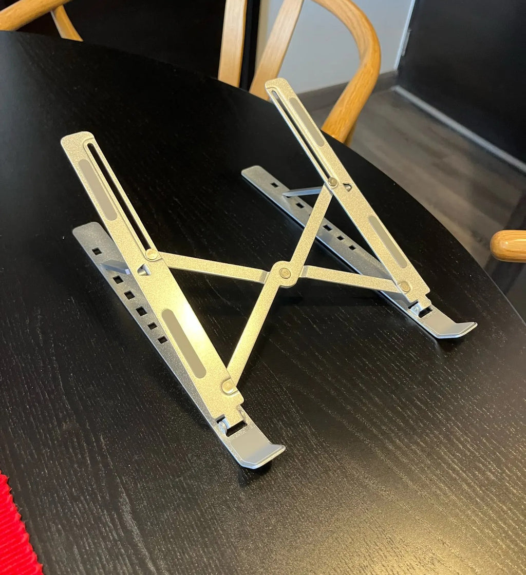 Kundebilde: laptopstativet i aluminium slått ut på et svart bord