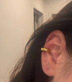 Kundens bilde: tykk gullfarget ear cuff på et øre