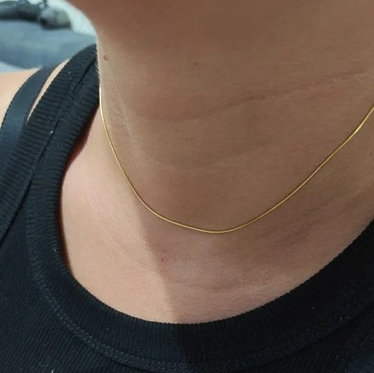 Kundens bilde: gullfarget slangekjede på 40 cm ved halsroten